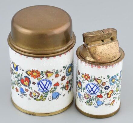 Volksvagen cigarettatartó és öngyújtó, nincs kipróbálva, zománcozott fém, m: 9-10 cm