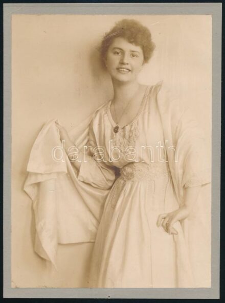 cca 1920 Czeglédy Sándor budapesti fényképész műtermében készült vintage fotó, matricával jelzett, 24x18 cm