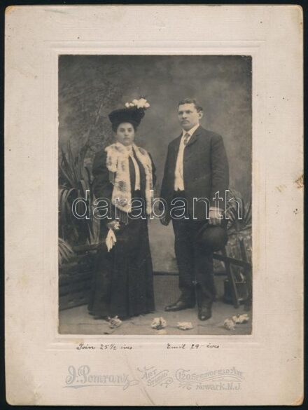 cca 1910 Amerikai magyarok hazaküldött műtermi fényképe, keményhátú, vintage fotó, 20x15 cm