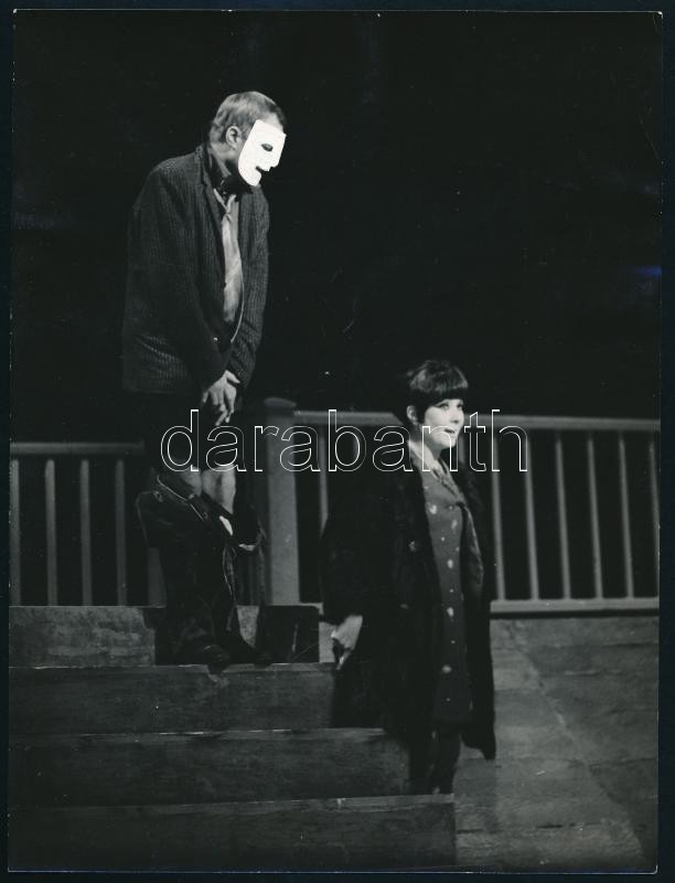 cca 1975 Darvas Iván és Ruttkai Éva színészek a színpadon, 1 db vintage fotó, ezüst zselatinos fotópapíron, kisebb törésvonalak, a megszűnt Lapkiadó Vállalat fotóarchívumából, 24x18 cm