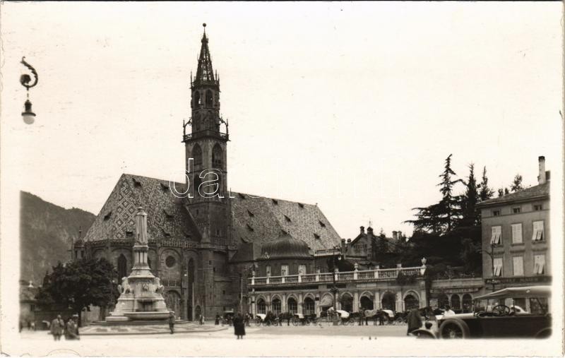 Bolzano, Bozen (Südtirol); cathedral, automobile, shops. Foto Engel
