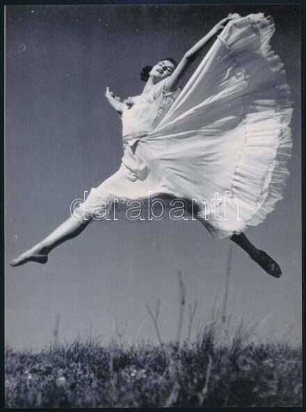 cca 1930-as évek, szép ugrások a szabadban, mozgásművészek produkciója, Szentpál Olga (1895-1968) mozgásművésznő, koreográfus, pedagógus és szakíró hagyatékából 3 db mai nagyítás, 24x18 cm