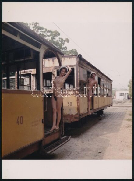 cca 1989 Budapest, indulásra várva a régi fogaskerekűn, Menesdorfer Lajos (1941-2005) budapesti fotóművész hagyatékából 1 db vintage NEGATÍV (5,5x6 cm) és az erről készült modern nagyítás, 24x17,7 cm