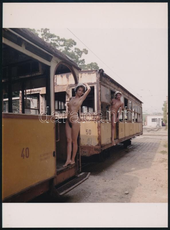 cca 1989 Budapest, indulásra várva a régi fogaskerekűn, Menesdorfer Lajos (1941-2005) budapesti fotóművész hagyatékából 1 db vintage NEGATÍV (5,5x6 cm) és az erről készült modern nagyítás, 24x17,7 cm