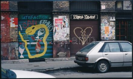 cca 1988 Budapest, nagyvárosi ,,népművészet', jelzés nélküli vintage fotó, 11,7x20 cm