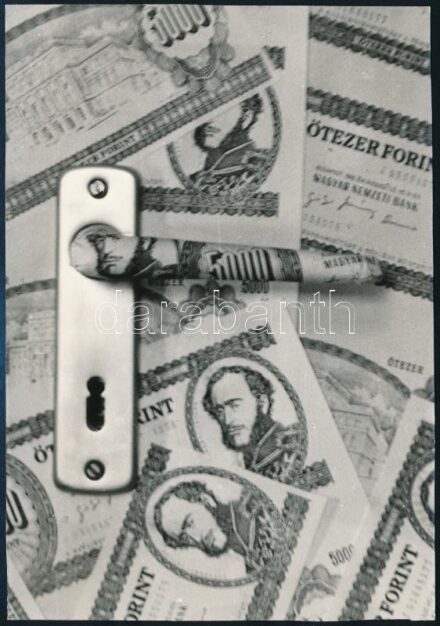 cca 1989 Bosnyák János: A kilincs, feliratozott, vintage fotóművészeti alkotás, ezüst zselatinos fotópapíron, 17,1x11,9 cm