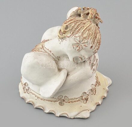 Kovács Éva (1938-2017): Ülő lány, mázas kerámia, hibátlan, jelzett, m: 11,5 cm