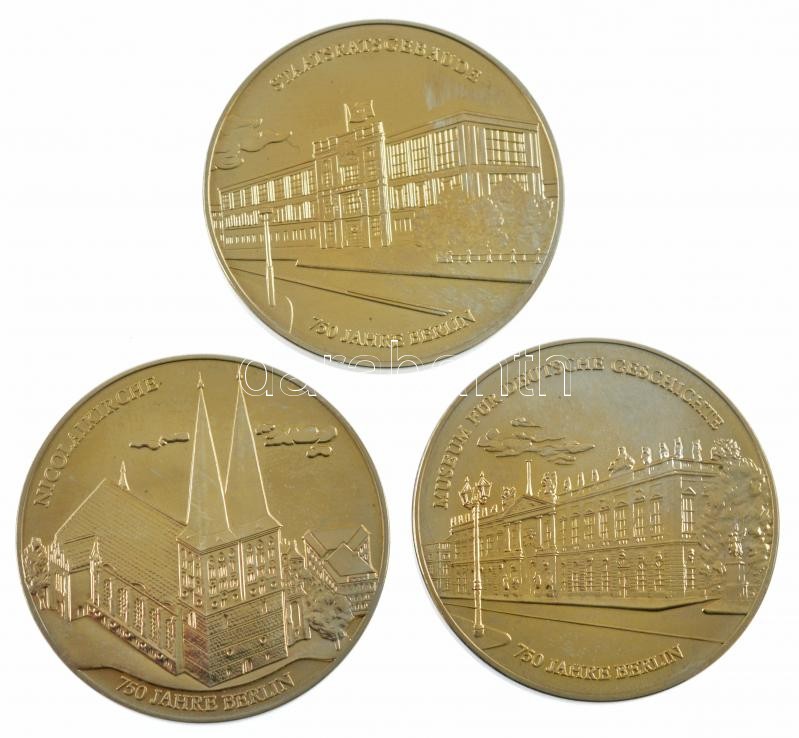 NDK 1987. '750 éves Berlin' (3xklf) fém emlékérem szett eredeti dísztokban T:1,1- kis patina GDR 1987. '750th Anniversary of Berlin' (3xdiff) metal commemorative medallion set in original hardcase C:UNC,AU small patina - Image 2