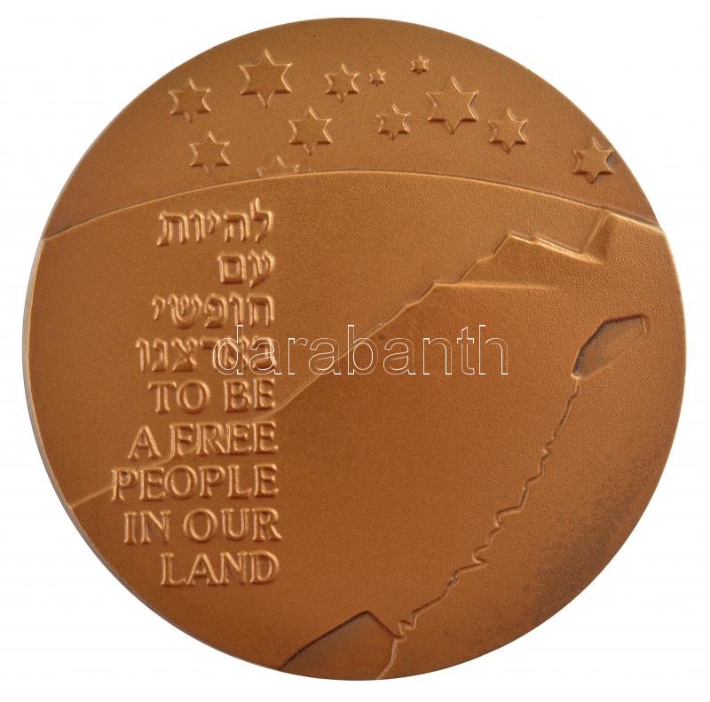 Izrael DN (1998?) 'Izrael reménye' kétoldalas bronz emlékérem, közepén az izraeli zászló nyomtatott képével, peremén '1017' sorszámmal, tokban (59mm) T:1 kis patina, sérült tok Israel ND (1998?) 'The Hope of Israel' two-sided bronze - Image 2