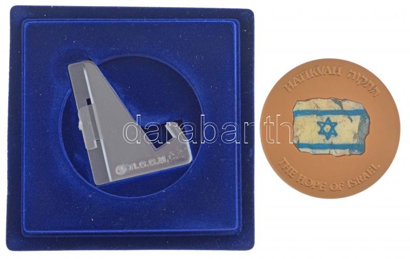 Izrael DN (1998?) 'Izrael reménye' kétoldalas bronz emlékérem, közepén az izraeli zászló nyomtatott képével, peremén '1017' sorszámmal, tokban (59mm) T:1 kis patina, sérült tok Israel ND (1998?) 'The Hope of Israel' two-sided bronze - Image 3