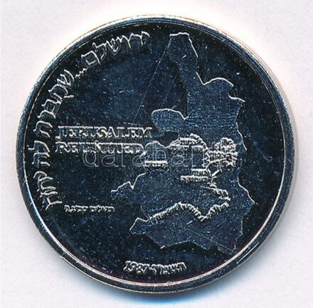 Izrael 1988. 'Újraegyesített Jeruzsálem' kétoldalas fém emlékérem 'Üdvözlet Jeruzsálem-Izraelből' héber és angol nyelvű üdvözlőkártyával (25mm) T:1- karc Israel 1988. 'Jerusalem Reunited' two-sided metal commemorative token with