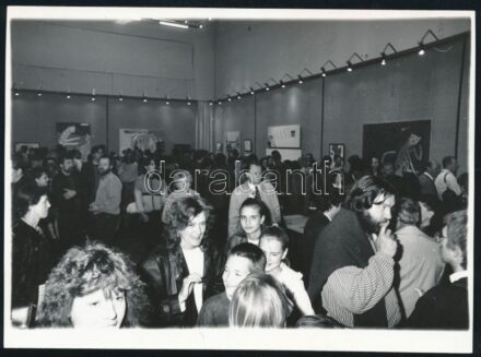 cca 1980-1990 Wahorn András festőművész kiállításának megnyitója, fotó, 18x13 cm