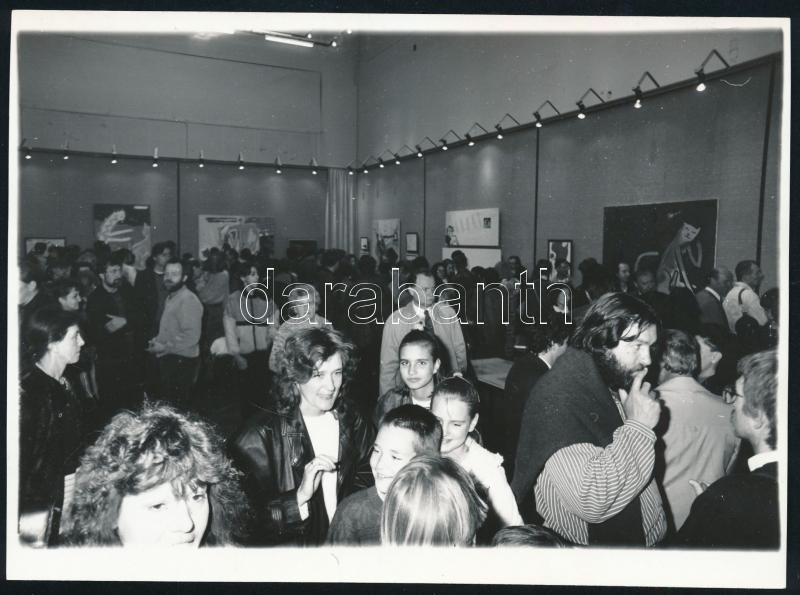 cca 1980-1990 Wahorn András festőművész kiállításának megnyitója, fotó, 18x13 cm