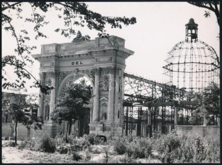 1945 Bp., a lebombázott városligeti Iparcsarnok (déli kapu), Szendrő István (1908-2000) fotóművész jelzetlen fotója, 23x17 cm