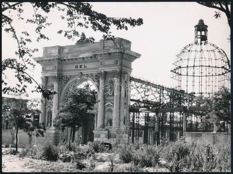 1945 Bp., a lebombázott városligeti Iparcsarnok (déli kapu), Szendrő István (1908-2000) fotóművész jelzetlen fotója, 23x17 cm