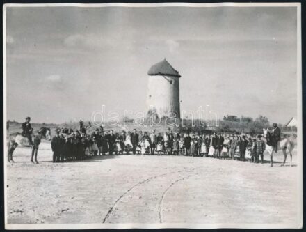 cca 1930-1940 Szendrő István (1908-2000): Cigányélet Magyarországon (Zigeunerleben in Ungarn). Hátoldalán feliratozott, etikettel jelzett (Universal Press Ass. Bp.), nagyméretű fotó, 24x18 cm