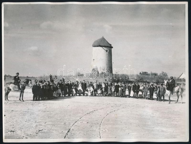 cca 1930-1940 Szendrő István (1908-2000): Cigányélet Magyarországon (Zigeunerleben in Ungarn). Hátoldalán feliratozott, etikettel jelzett (Universal Press Ass. Bp.), nagyméretű fotó, 24x18 cm