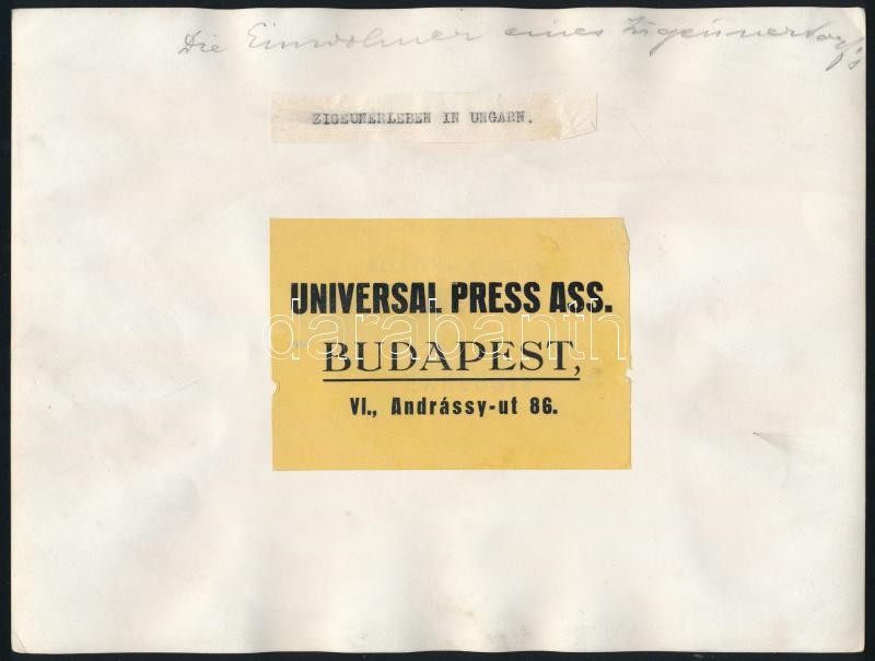 cca 1930-1940 Szendrő István (1908-2000): Cigányélet Magyarországon (Zigeunerleben in Ungarn). Hátoldalán feliratozott, etikettel jelzett (Universal Press Ass. Bp.), nagyméretű fotó, 24x18 cm - Image 2