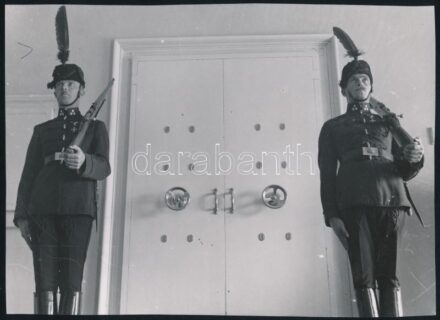 cca 1930-1940 Bp., a Szent Jobb őrei, Szendrő István (1908-2000) fotóművész jelzetlen fotója, 23x17 cm