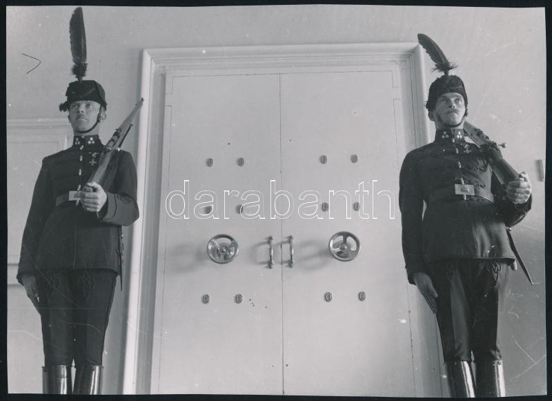 cca 1930-1940 Bp., a Szent Jobb őrei, Szendrő István (1908-2000) fotóművész jelzetlen fotója, 23x17 cm