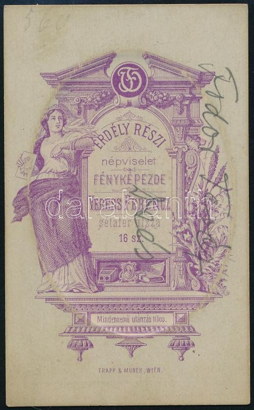 cca 1860-1880 Fiatal hölgy (Fodor Teréz) portréja, keményhátú, domborított porcelán hatású fotó Veress Ferenc (1832-1916) 'Erdély részi népviselet fényképezde' műterméből, vizitkártya (ritka, szép hátlappal), 10,5x6,5 cm - Image 2