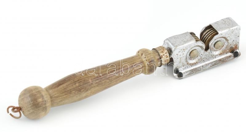 Késélező, fém, fa nyéllel, jelzett, rozsdafoltos, h: 21 cm