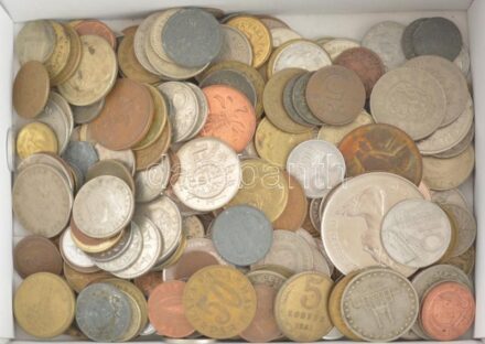 ~1100g vegyes magyar és nagyrészt külföldi forgalmi és emlékérme tétel kartondobozban, közte Nagy-Britannia 1981. 25p Cu-Ni 'Károly és Diana esküvője' + Írország 1935. 1P bronz + Portugália 1928. 1E Cu-Ni T:vegyes ~1100g mixed