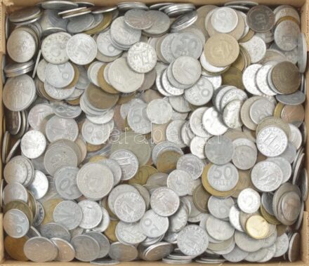 Vegyes, magyar és külföldi (nagyobbrészt magyar) érmetétel ~1,6kg-os súlyban T:vegyes Mixed, Hungarian and foreign (mostly Hungarian) coin lot (~1,6kg) C:mixed