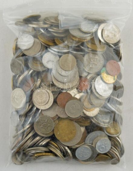 Vegyes, magyar és külföldi érmetétel ~2,1kg-os súlyban, közte 1947. 5Ft Ag 'Kossuth', Kanada 1955. 25c Ag 'II. Erzsébet', illetve Etiópia, Nicaragua, Kenya, Indonézia, NSZK, Svájc, Mexikó, Costa Rica, Venezuela, Tanzánia, stb.