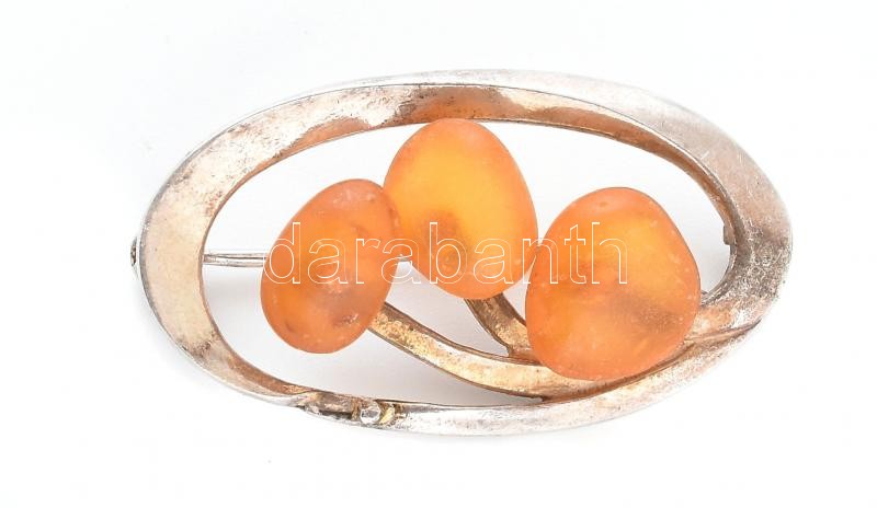 Ezüst(Ag) borostyános bross, jelzett, 3,5×2 cm, bruttó: 4,1 g