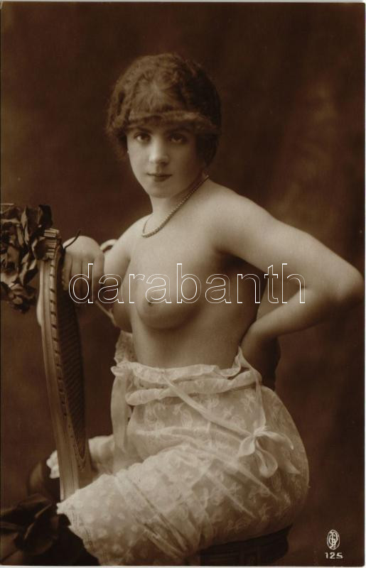 Meztelen erotikus hölgy neglizsében / Vintage erotic nude lady in negligee (non PC)