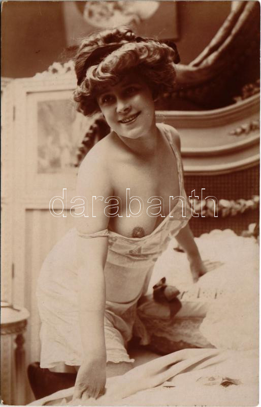 Erotikus hölgy neglizsében / Vintage erotic lady in negligee (non PC)