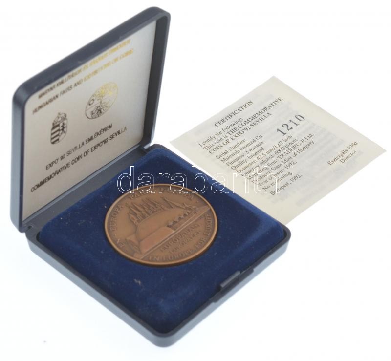 Lebó Ferenc (1960-) 1992. 'Expo '92 Sevilla - Magyarország / Európában, Európáért' kétoldalas bronzozott Cu emlékérem '1210' sorszámú tanúsítvánnyal, eredeti dísztokban (42,5mm) T:1- egy karc - Image 3