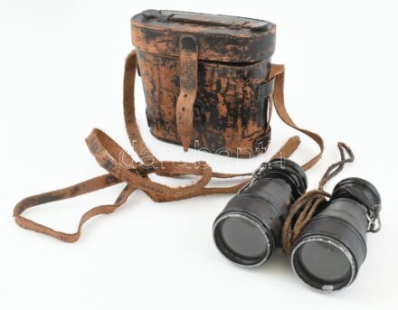 Antik távcső, optikán jelzett: 'Libál Lajos Budapest', 1900 körül. Fém, bőr borítással, kis kopásnyomokkal, 12x10,5 cm. Kopott bőr tokban. / Antique binoculars, in worn leather case