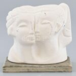 Világhy Árpád (1960- ): Szerelmesek, biszkvit porcelán, jelzett, 8,5 cm