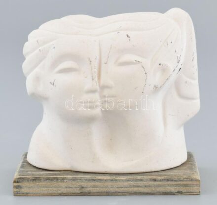 Világhy Árpád (1960- ): Szerelmesek, biszkvit porcelán, jelzett, 8,5 cm