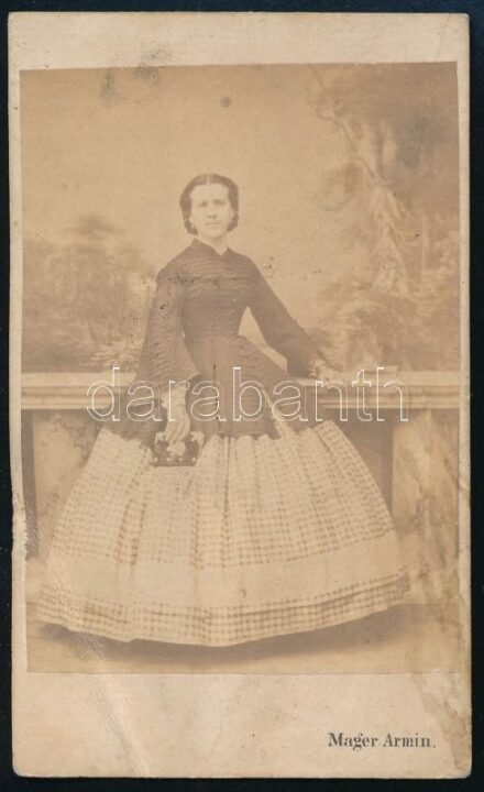 cca 1865 Hölgy egész alakos portréja, keményhátú fotó Mager Ármin komáromi műterméből, sérült karton, 10,5×6,5 cm