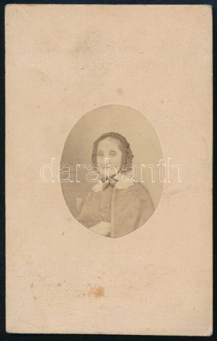 cca 1865 Idős hölgy portréja, keményhátú fotó Mager Ármin komáromi műterméből, 10,5×6,5 cm