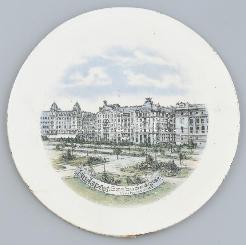 cca 1900 Budapest, Szabadságtér fajansz edényalátét. Matricás, jelzett (W), kopássokkal. d: 20 cm