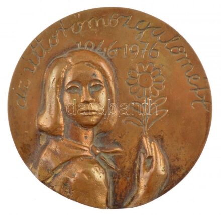 1976. 'Az úttörőmozgalomért 1946-1976' egyoldalas, öntött bronz emlékplakett (~89-90mm) T:2