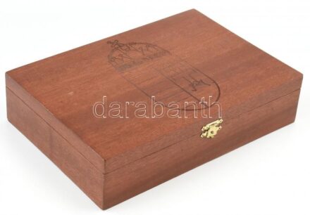Fadoboz, tetején faragott magyar címer, kopott, 20x29 cm