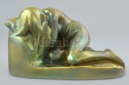 Liipola Yrjö, formatervező (1881 - 1971) Zsolnay: Kétségbeesés. Eozin mázas porcelánfajansz. Mázrepedésekkel, jelzett: Zsolnay öttornyos márkajelzés. 14 x 23 x 12 cm.