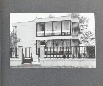 cca 1950-1970 Építészeti fényképalbum, kb. 40-50 db fotó, nagyrészt szocreál épületek, járművek. Harántalakú, zsinórfűzéses albumban, 14x9 cm méretben