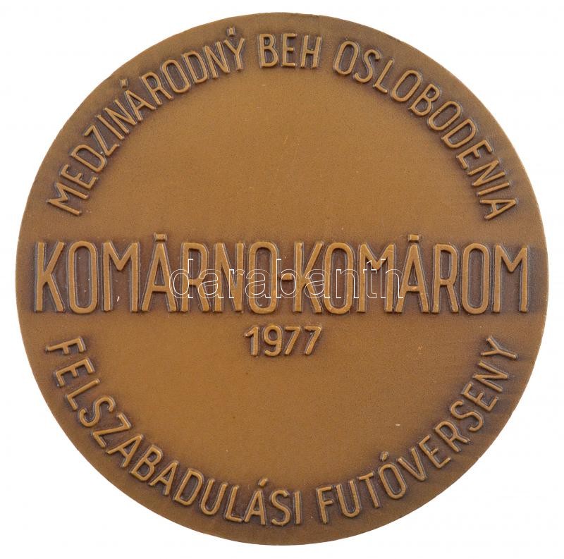 1977. 'Medzinárodný beh Oslobodenia - Komárno-Komárom - Felszabadulás Futóverseny' kétoldalas Br emlékérem (70mm) T:1- - Image 2
