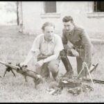 II. világháborús katonai negatívok tekercsben, mintegy 30 kocka, géppuska, lőszer, stb.