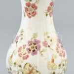 Zsolnay porcelán pillangómintás váza, kézzel festett, jelzett, hibátlan, m: 18 cm
