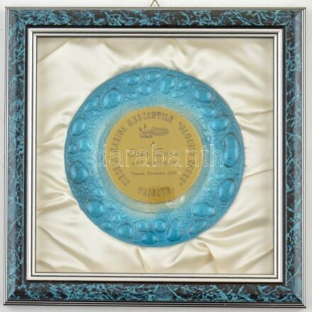 Olaszország 2000. 'Nazario Sauro Tengeri Kereskedelmi Klub - Otto Bonn-nak együttérzéssel, Trieszt, 2000. decembere' bronz lemezplakett (100mm) üveg dísztányéron (~190mm), bekeretezve (310x310mm) T:1 Italy 2000. ' Circolo Marina Mercantile