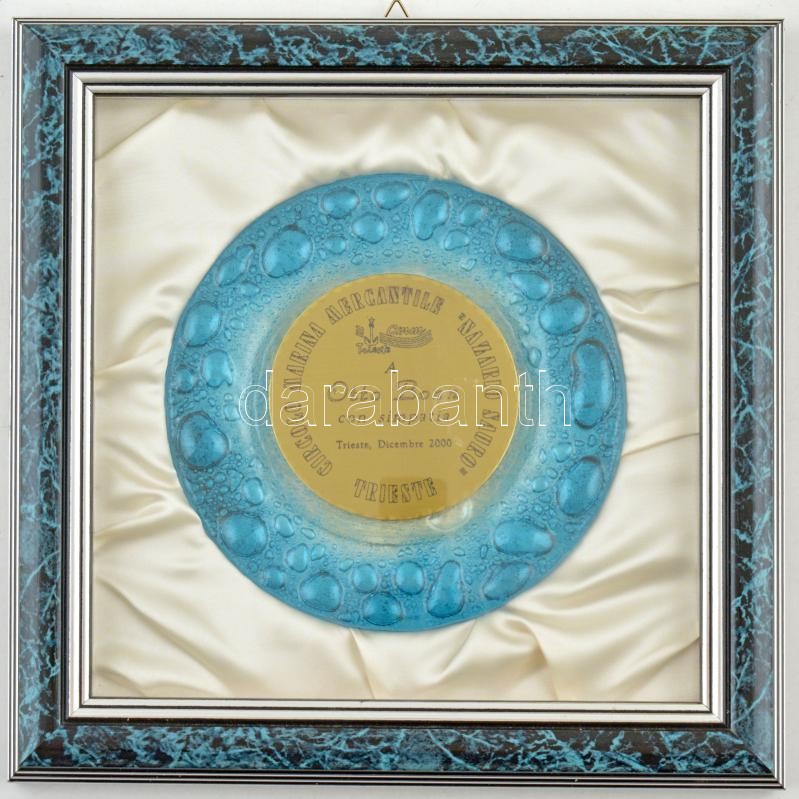 Olaszország 2000. 'Nazario Sauro Tengeri Kereskedelmi Klub - Otto Bonn-nak együttérzéssel, Trieszt, 2000. decembere' bronz lemezplakett (100mm) üveg dísztányéron (~190mm), bekeretezve (310x310mm) T:1 Italy 2000. ' Circolo Marina Mercantile