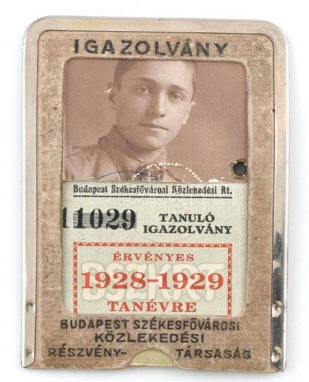 1928-29 A Budapest Székesfővárosi Közlekedési Rt. által kiadott fényképes tanulóigazolvány Fitos Vilmos (1913-2000) részére, később a népi mozgalomhoz köthető tanár, szerkesztő, publicista autográf aláírával, fém tokban