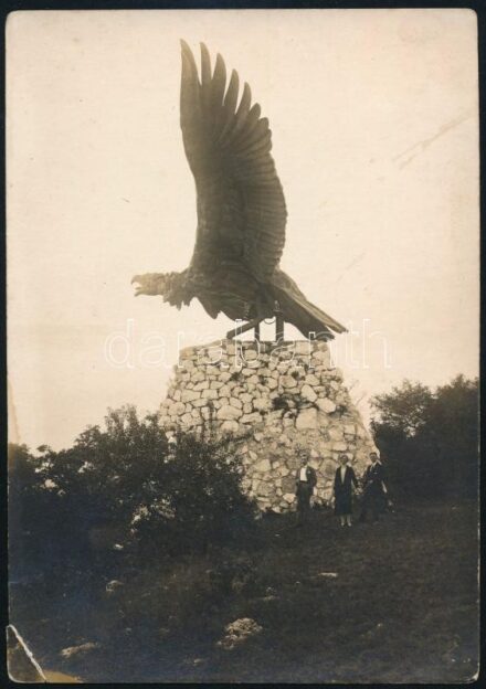 1927 Bánhida (Tatabánya), Turulmadár (millenniumi emlékmű), hátoldalán feliratozott fotó, egyik sarka sérült, ragasztott, 17x12 cm